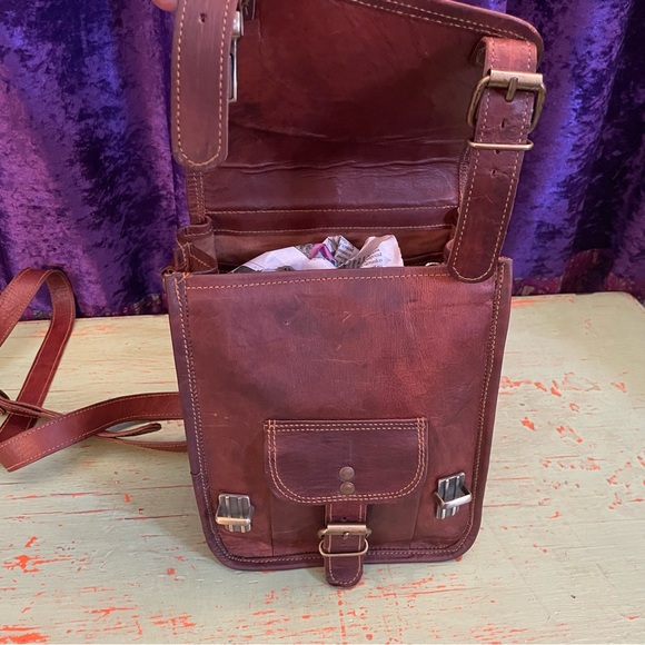 Dark brown leather men’s rustic explorer crossbody messenger satchel sling bag - Picture 9 of 14